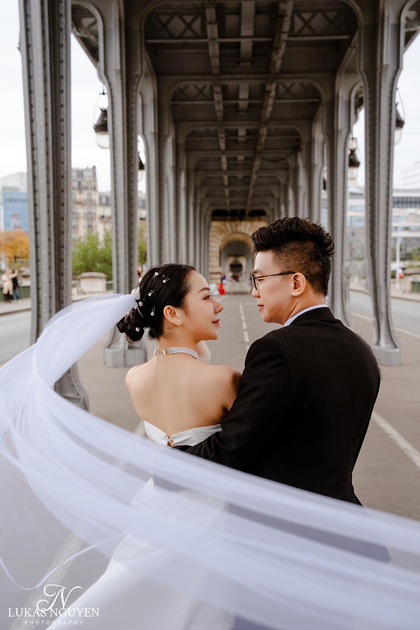 Paris wedding couple