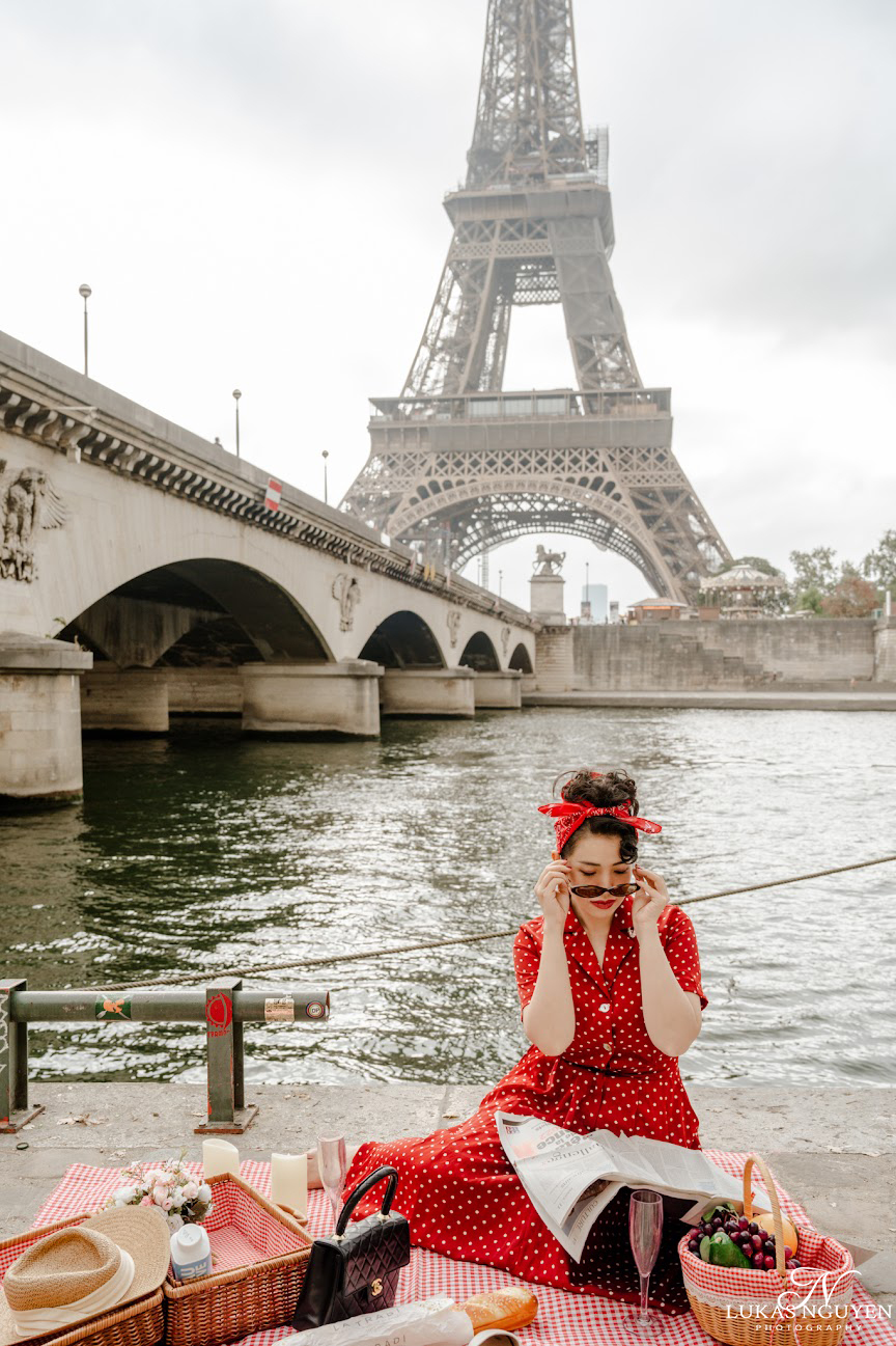 Intimate engagement session at Trocadero overlooking the Eiffel Tower