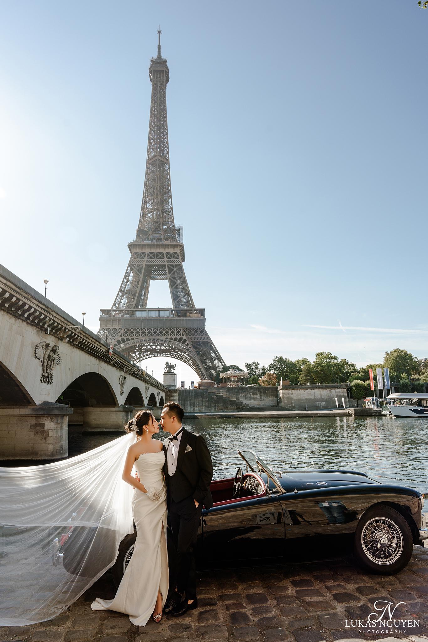 Romantic moment in Paris